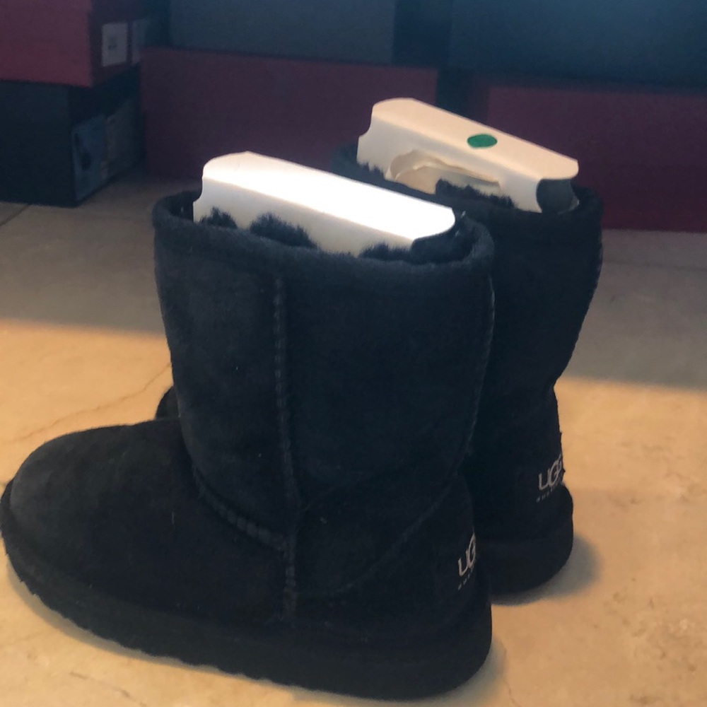 Uggs kids girls boys size 10 black classic short